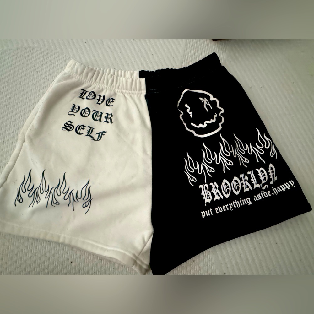 Bicolored graphic shorts